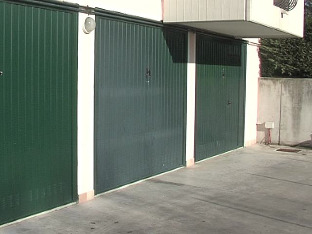 Garage derubati