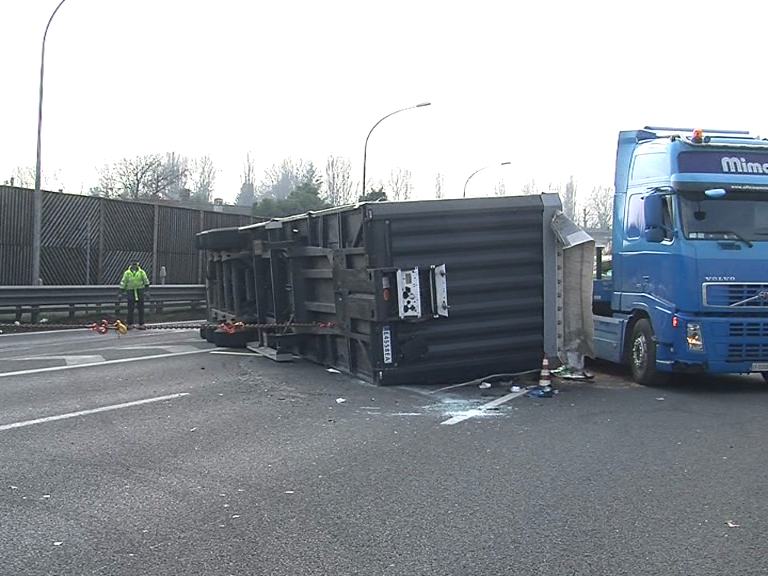 Incidente A4bcamion rovesciato