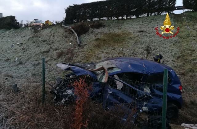 Auto fuori strada: un ferito grave